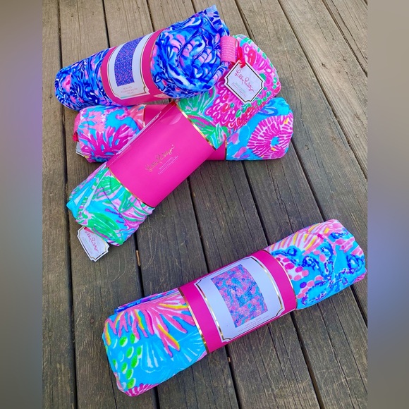 Lilly Pulitzer Luxe Beach Towel in Splendor in the Sand - Picture 2 of 5